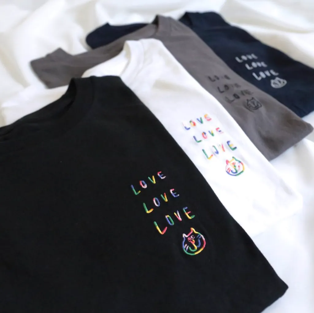 【吉普星球】全是愛 LOVE &amp; PEACE 彩虹刺繡 T-SHIRT